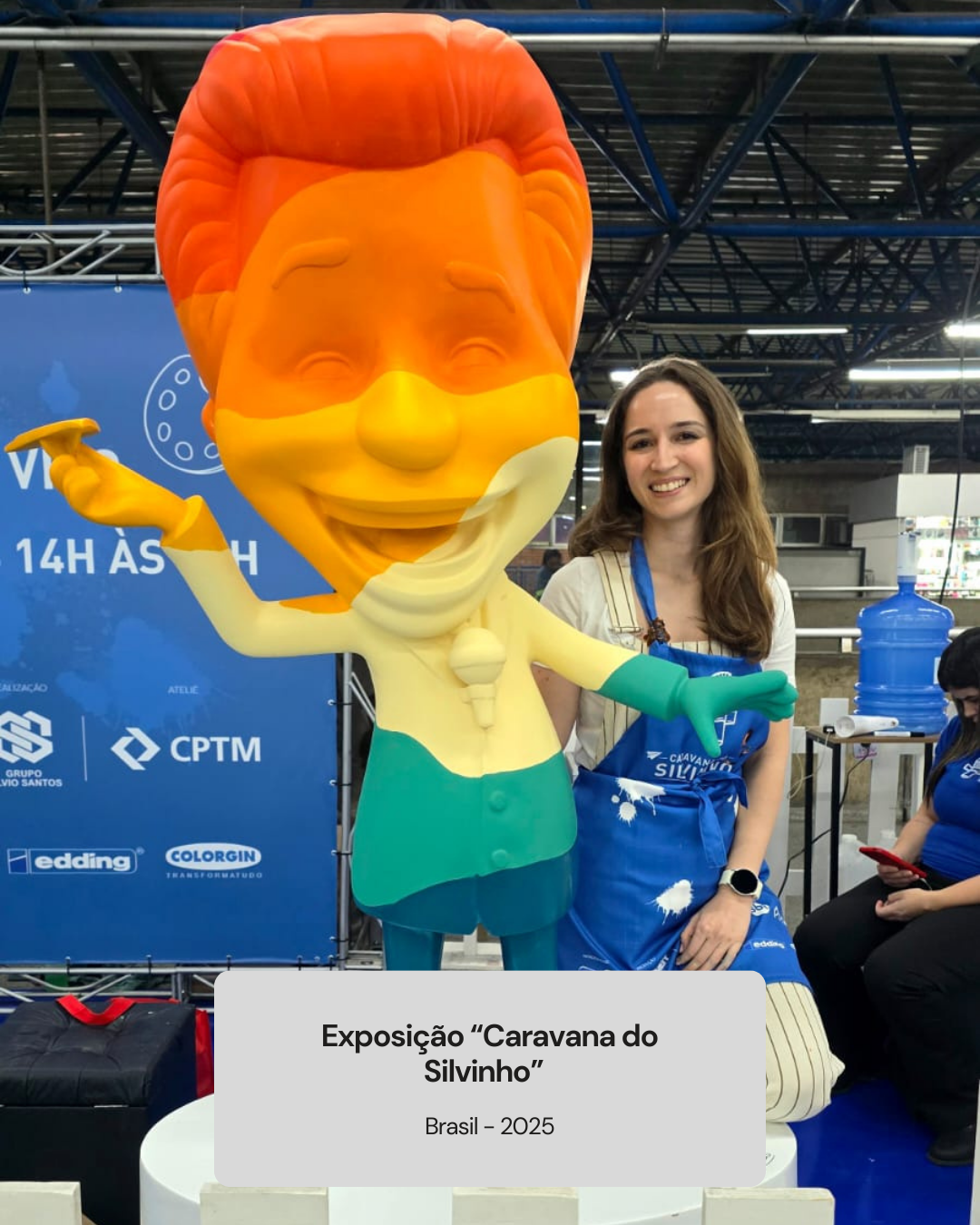 Sophie Reitermann com 4 artes projetadas na fachada de um prédio
